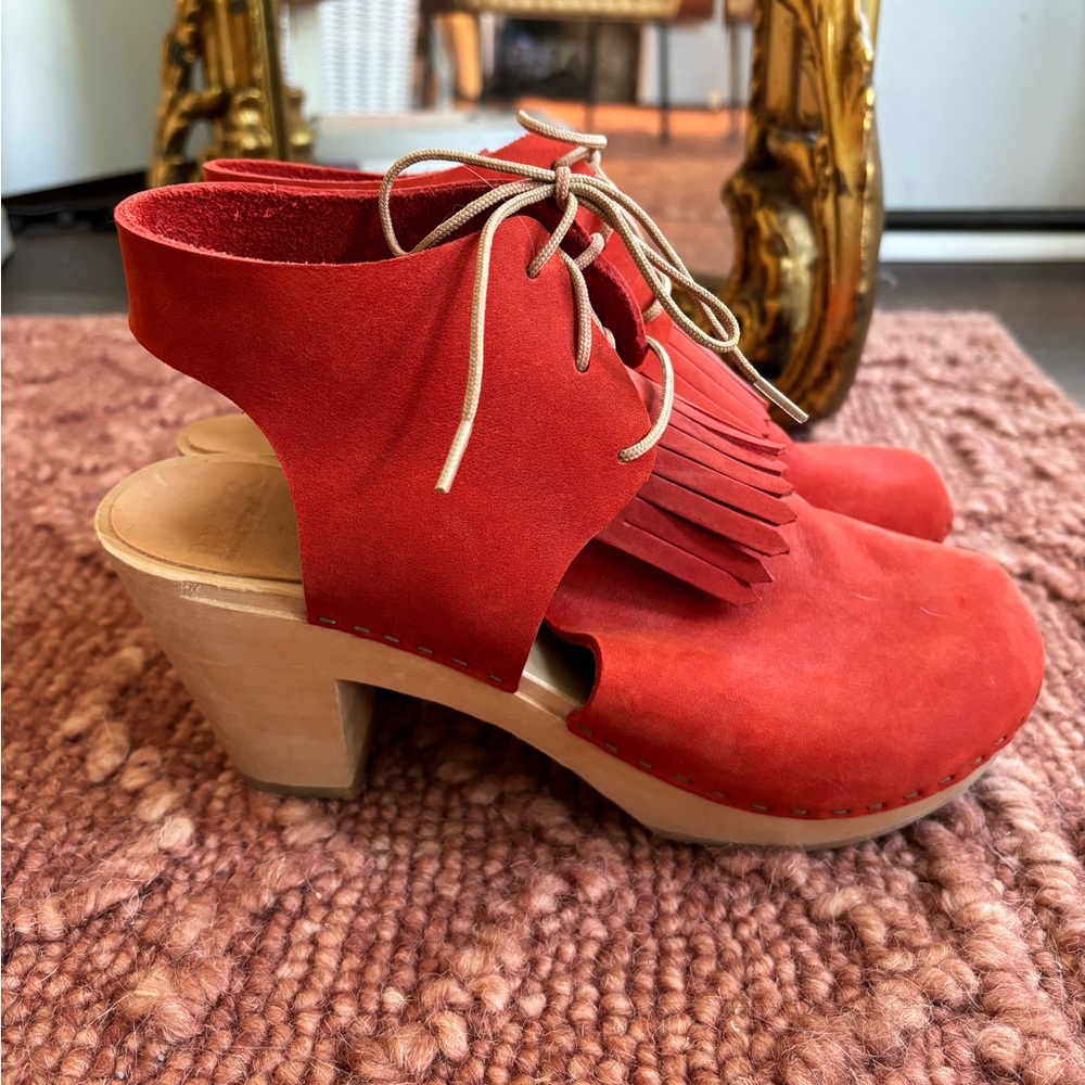 Poppy red Bryr Clogs size 37